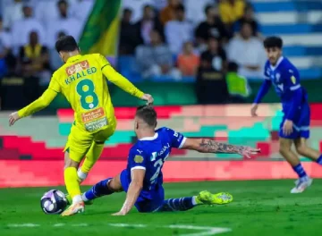 الهلال يتجرع الهزيمة أمام الخليج