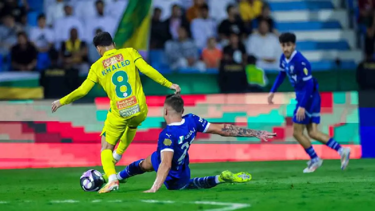الهلال يتجرع الهزيمة أمام الخليج