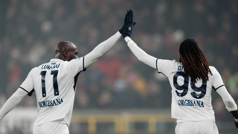 نابولي يتغلّب على جنوى ويتصدر المجموعة بالدوري الإيطالي