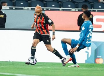 الهلال يتقدم على الرياض بثنائية