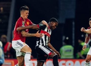 بعد السقوط المفاجئ أمام فريق جريمسبي تاون المغمور في بطولة كأس كاراباو، يستعد مانشستر يونايتد لمواجهة مرتقبة أمام بيرنلي على أرضية ملعب أولد ترافورد يوم
