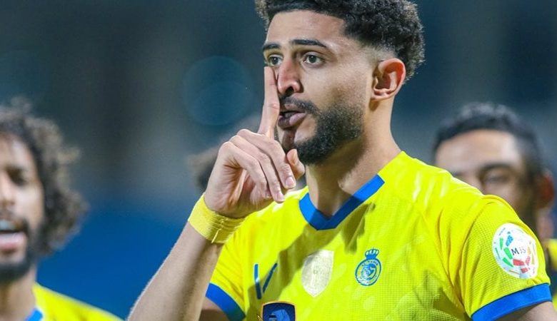 النصر يتمسك بعبد الإله العمري ويشترط عرضًا ضخمًا لرحيله