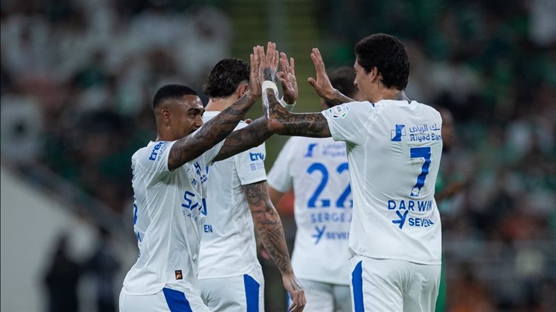 الهلال يتقدم بثلاثية على أهلي جدة في الشوط الأول من الكلاسيكو السعودي