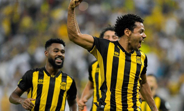 الاتحاد يتفوق على الفتح بثلاثية في الشوط الأول بالدوري السعودي